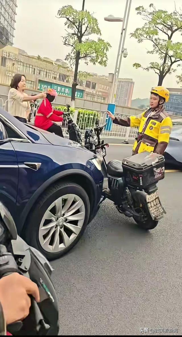 后续！女子辱骂外卖员连扔两份外卖，其长相曝光，网友：她赌赢了