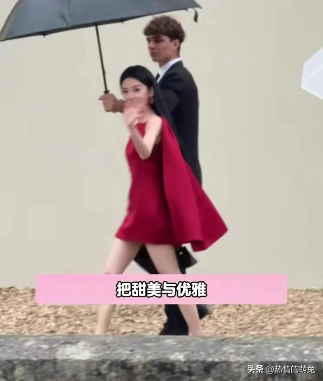 范丞丞终于如愿了 28岁章若楠斗篷红裙闪耀巴黎 美的太突出了