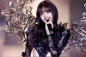 2024维密大秀：刘雯和贺聪太争气，Lisa排面足，整体却土味十足图片