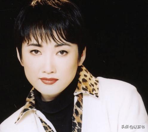 事实证明，和王刚离婚24年的成方圆，已经变成了他高攀不起的样子