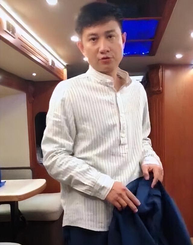 49岁马伊琍没想到，辛苦养大的17岁女儿文君竹，早为亲爹文章争光