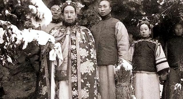 故宫珍妃井那么小，井口连头都塞不进，当年慈禧怎么把她推下去的