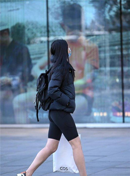 冬季穿着有瑜伽裤，也是对自己身材自信，还是要注意保暖