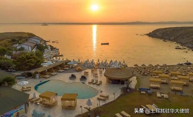 博兹贾阿达岛：土耳其爱琴海的文化瑰宝与度假天堂