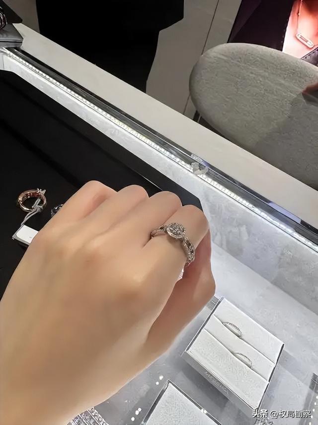 卖不动了？知名品牌巨头宣布降价，库存堆成山	，囤货者亏惨了