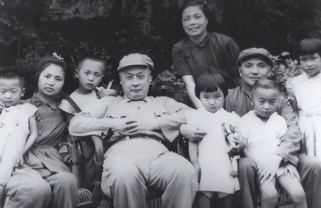 老师问陈毅之子陈丹淮：你父亲是干什么工作的？陈：他是个处长