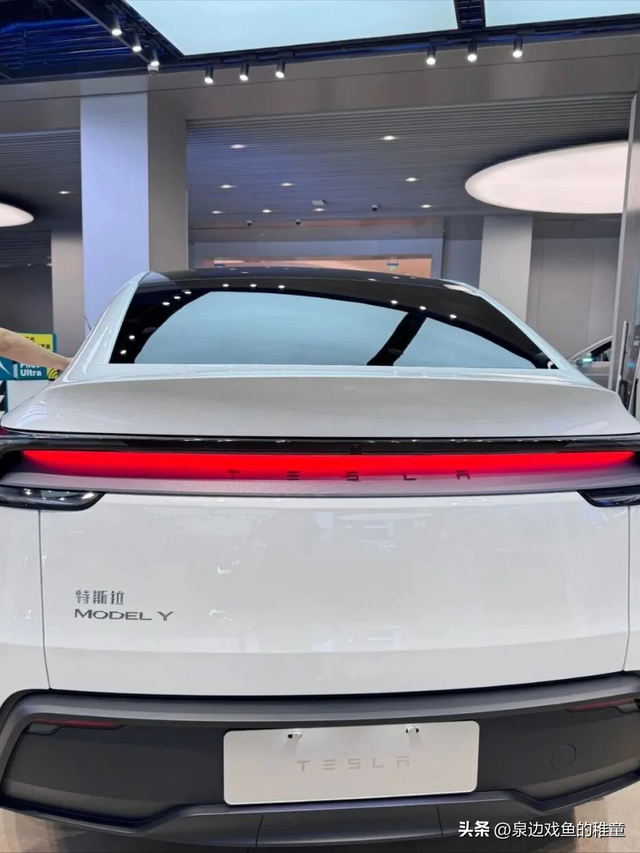 焕新版特斯拉ModelY外观太狠了，"不装了"！这颜值谁顶得住！