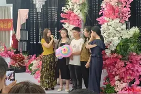 “棉花糖爸爸”与失踪18年女儿认亲 女儿含泪吃着他准备的棉花糖：非常甜丨红星寻人图片