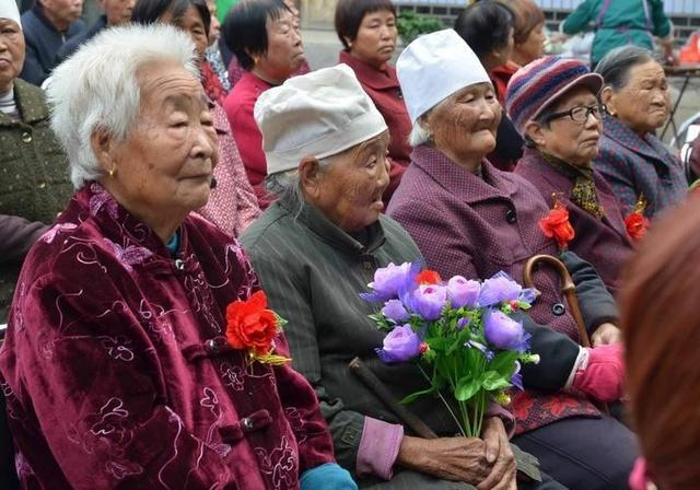 死亡高峰将至，中国如何面对这场“银发浪潮”？