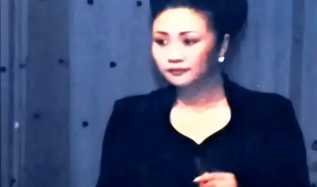 郭德纲一家现身上海，王惠穿绿裙胖到没脖子、10岁郭汾阳眼斜嘴歪