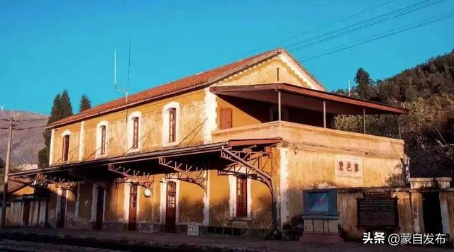 狼蟒山巅架“天梯”，蒙自登山步道催生“徒步热”→