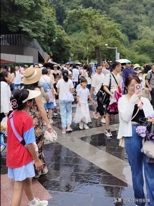 贵阳人与避暑客，贵阳黔灵山公园里的热闹与体谅