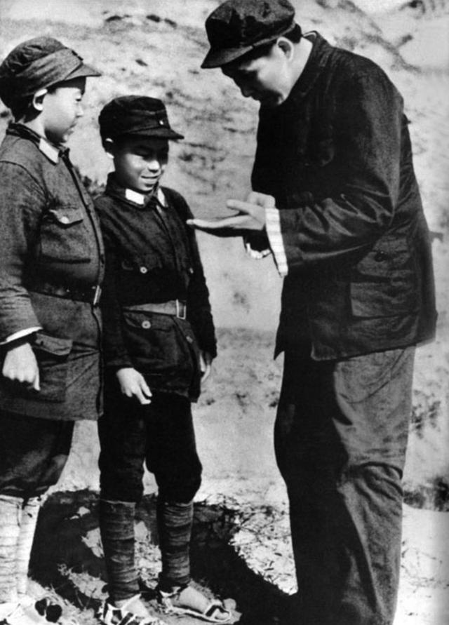 原国务院总理李鹏坦言：外界传闻我是周恩来养子的说法，并不确切