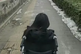 被抽走板凳女生骨折后续：收7万和解、父母与其断绝关系、已退学图片
