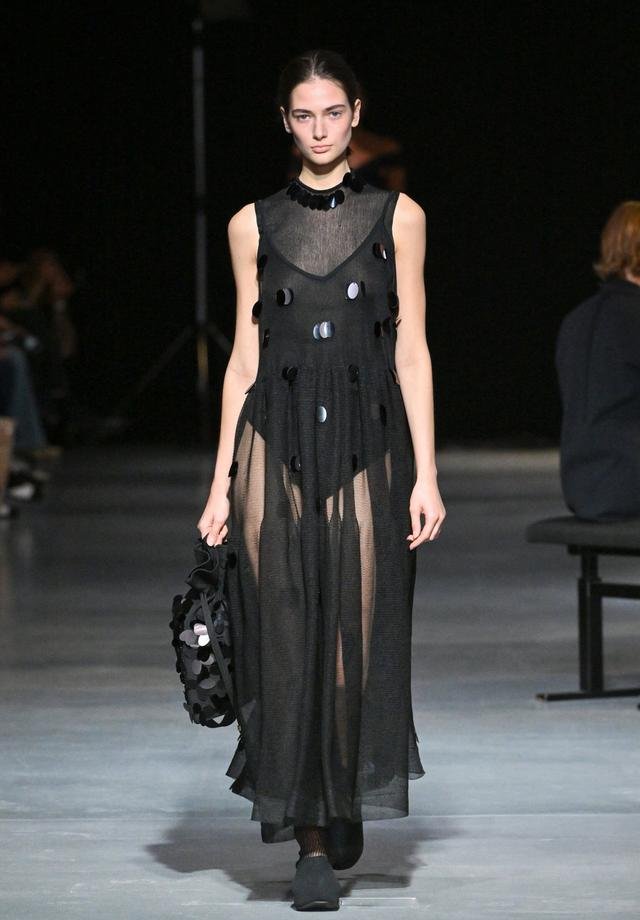 Cfcl 透明如玻璃, 编织着理念, 衣服亦是工具