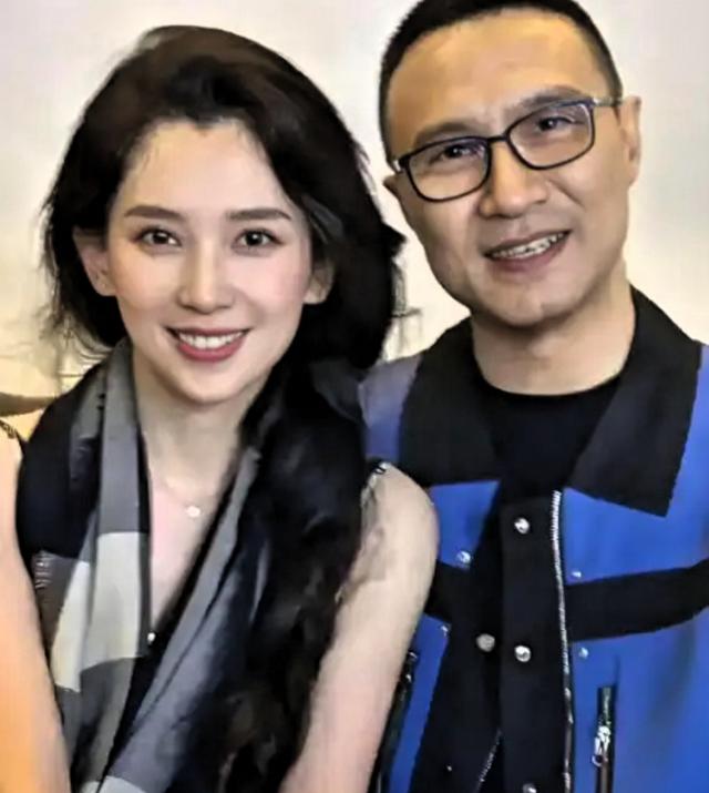 汪峰机场20秒紧抱新欢，女儿低头瞬间让人心疼，路人反应绝了