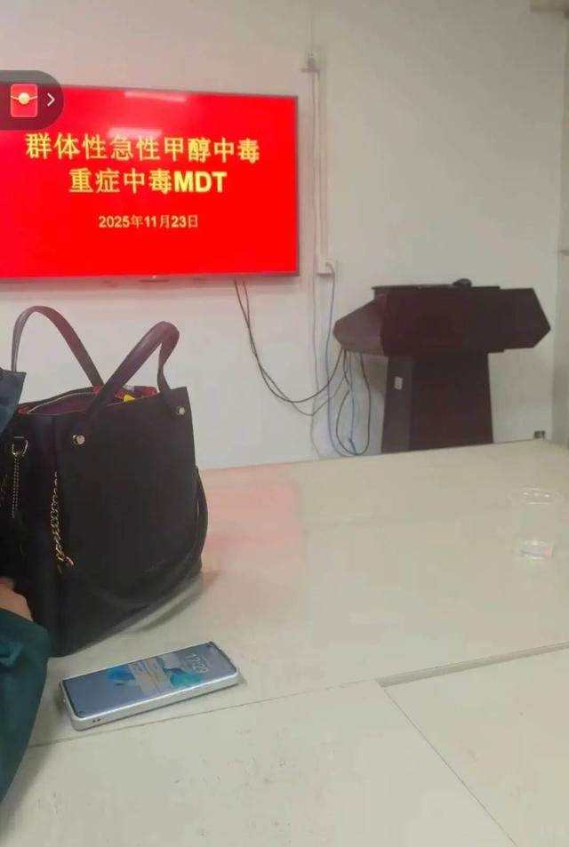 湖北十堰三名工人聚餐中毒，目前已有一人死亡	，家属称食堂误把工业酒精当散酒，律师：外包方应承担侵权责任