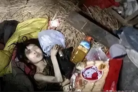 24岁校花赤裸被困，与蛇同居，幕后黑手曝光，引发公愤图片