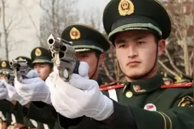 解放军部队中，什么级别的军官才有资格配备警卫员？警卫员不好当图片