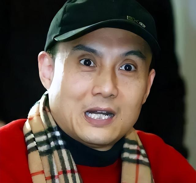 他被谢霆锋打成重伤，发妻6次流产绝情离开，如今街头卖卤肉为生