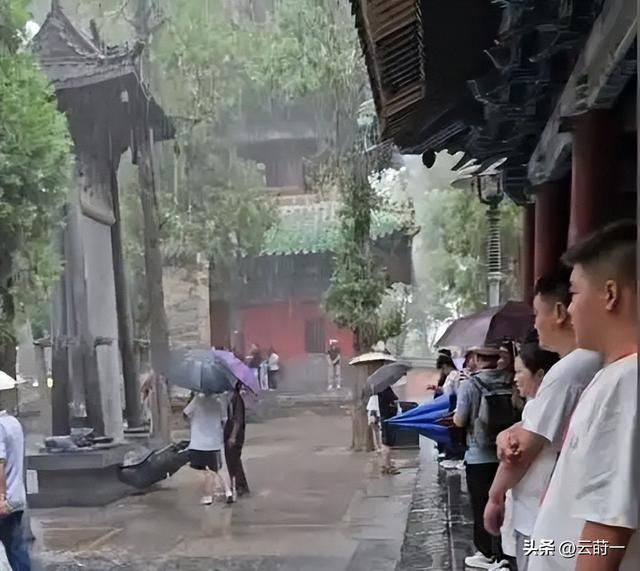 离谱！郑州特大暴雨！少林寺拒绝游客入屋避雨！理由引发网友争议