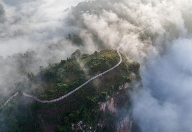 贵州黔西：云绕山峦村景美