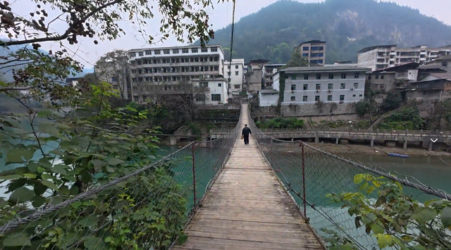 重庆没落的场镇，昔日工业发达景观丰富，如今唯有温泉还有烟火气