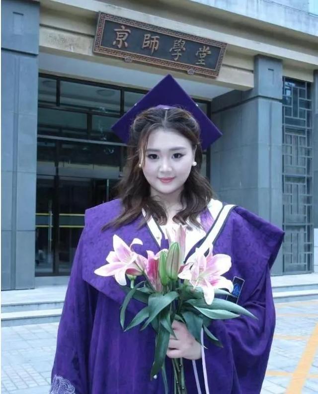 刘禹彤北京师范大学毕业照令人羡慕！不仅可爱还很能打！