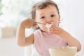 宝宝到了这个月龄，宝妈就不要只喂“糊糊”，小心影响宝宝成长图片