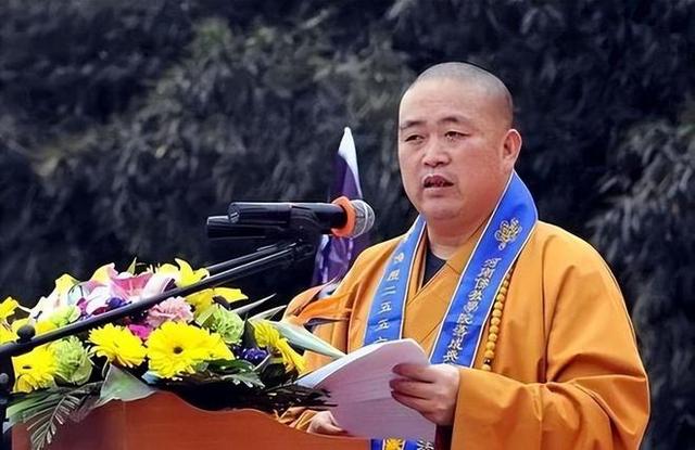 释永信生活有多奢华？身穿16万袈裟包养情妇，寺内义工曝更多内幕
