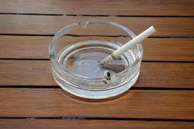 为啥不建议往烟灰缸里倒水？害人害己，不知道你有没有这样做过？图片