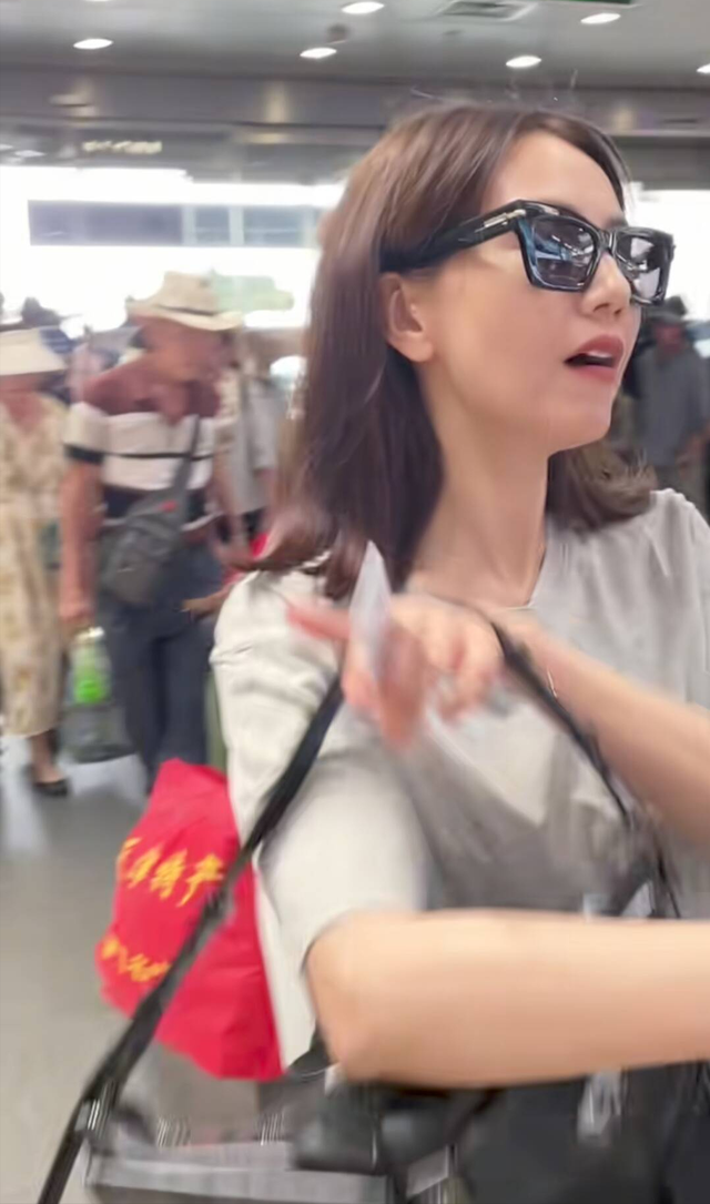 北京机场偶遇高圆圆 本人比电视里还要瘦 即便不年轻了 但是还是好看