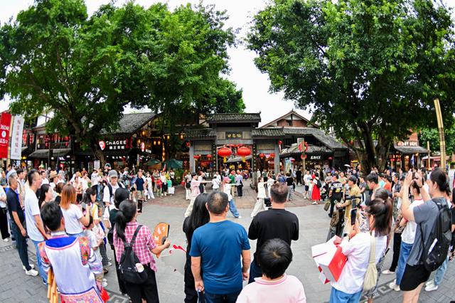 “来宜泸 耍一路”！宜宾、泸州来渝广发邀请函 “房车巡游快闪”燃动山城