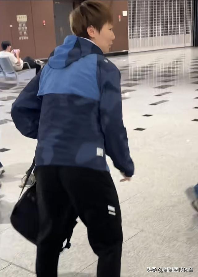 国乒落地北京，王曼昱收到小球迷送的蛋糕，为小球迷签名，林诗栋
