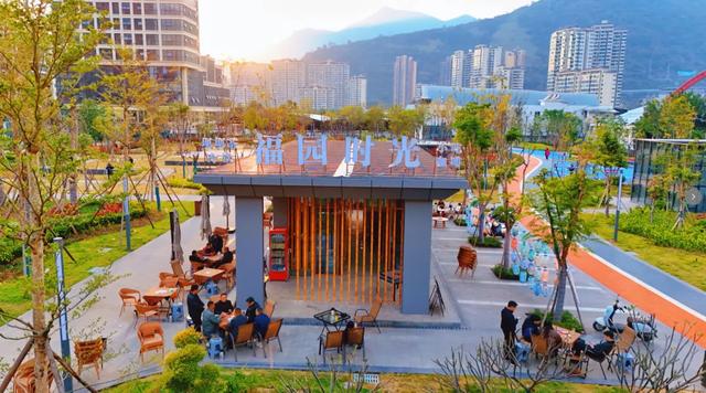 成都双子塔巨幕喊你赴约:“天气凉了,去米易吧!”