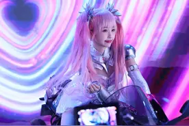 虞书欣cos少女骑士 粉银套装展现甜酷反转魅力图片