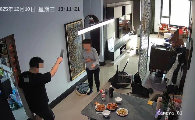 女子产子55天后被丈夫家暴，监控拍下拖拽拳打持菜刀	，警方行政立案后妇联介入，受害女子提出离婚诉求