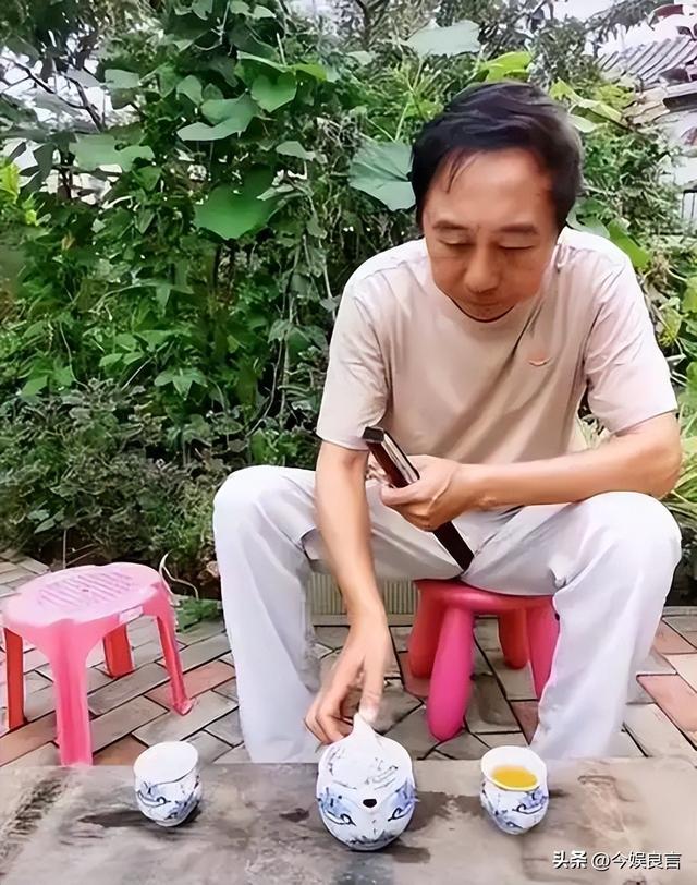 闫学晶没想到，2026年刚开年	，老搭档冯巩就给她上了生动一课