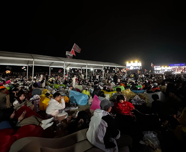 日照音乐节大规模逃票，大批人硬闯冲卡，安检设施受损，文旅回应