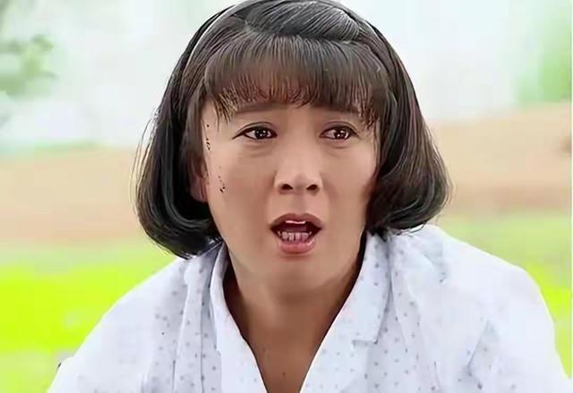 53岁闫学晶如今备受争议	，现在看来赵本山与她分道扬镳也正常