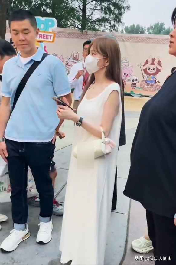 北京偶遇王心凌，身材矮小、皮肤白嫩，路人小孩看到后表情亮了