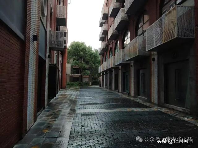 上海：繁华背后的商场荒芜之境