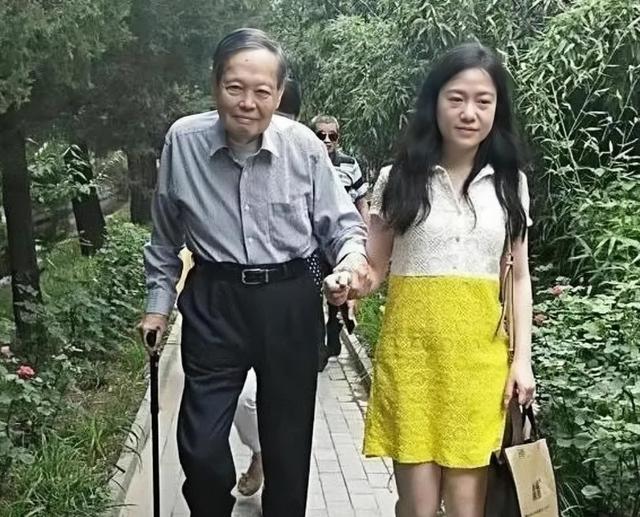 杨振宁离世2天，三件让人担心的事发生了，翁帆一字不差全说中！