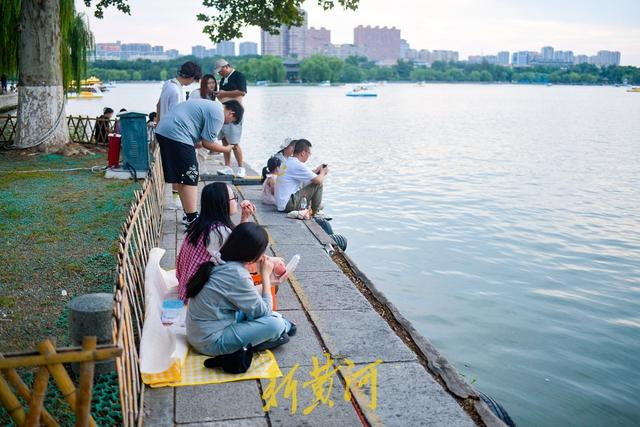 初秋傍晚时分，静坐大明湖畔静享慢时光