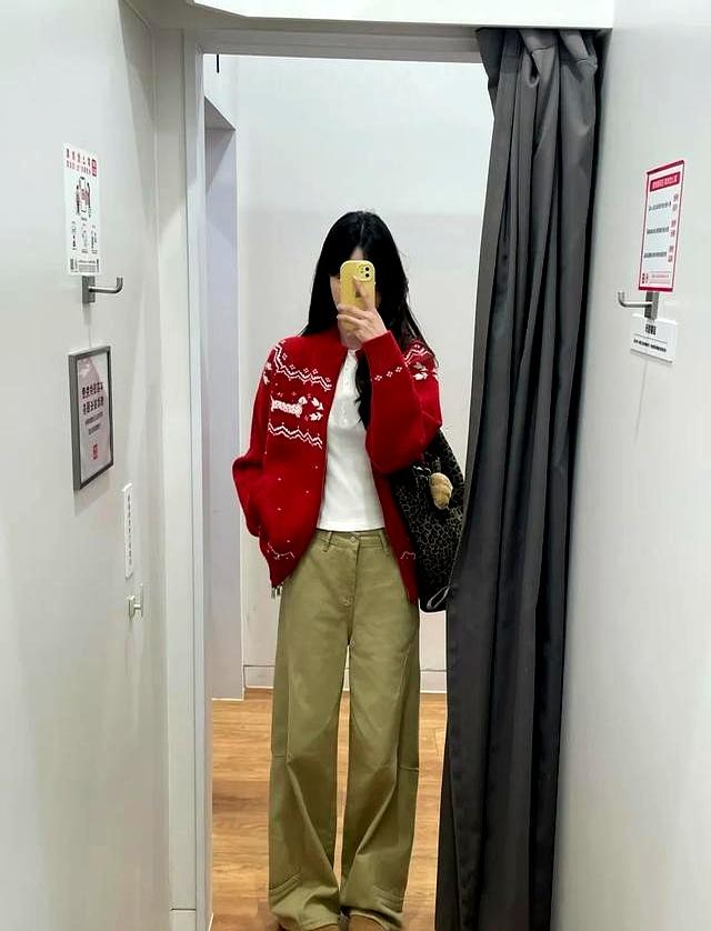 优衣库这件红色费尔岛毛衣也太好看了吧，圣诞氛围满满！