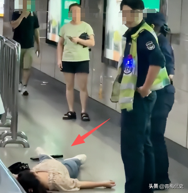 女子追打安检员后续：知情人透原因，女子正脸曝光太狰狞，已拘留