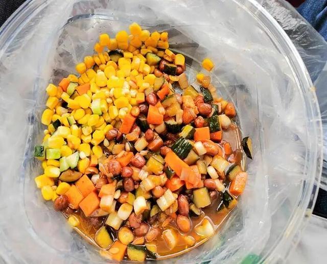 “大好河山，寸土不让”，我们在东章哨所隔河望瀑布