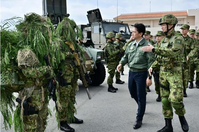 特朗普电话刚挂	，日本2句话通告全球，中国不得不防，国人紧急返华