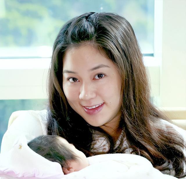 14岁就长得“倾国倾城”，24岁被富豪花7亿娶回家，8年生下4个娃