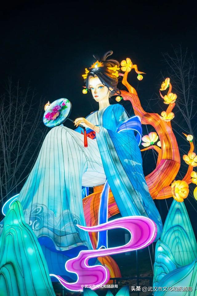 武汉最大发财树，三层楼高，明天亮！